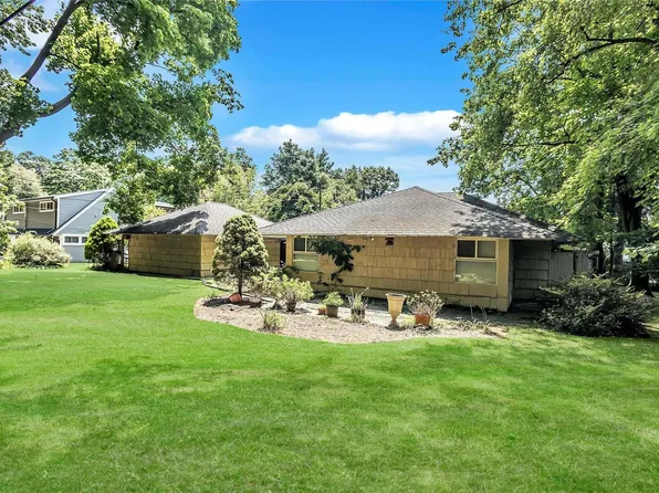 69 Carriage Lane, Roslyn Heights, NY 11577