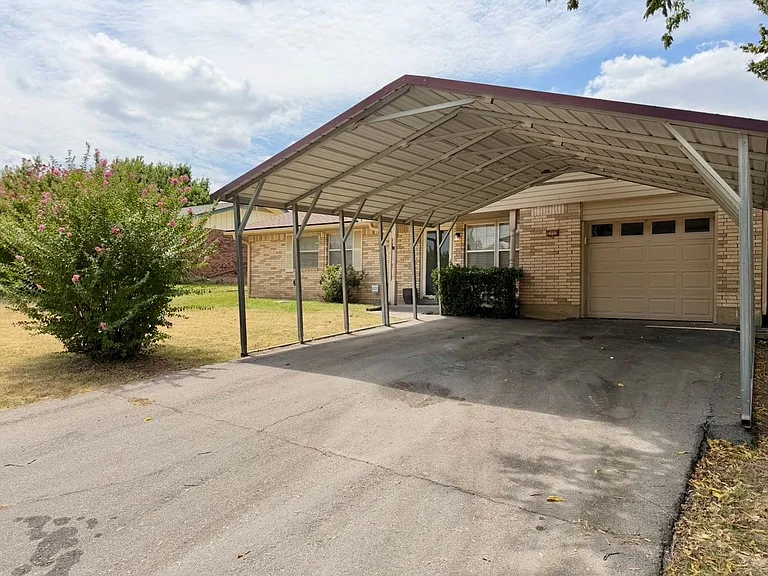 2712 NW Hilltop Dr — Photo 2