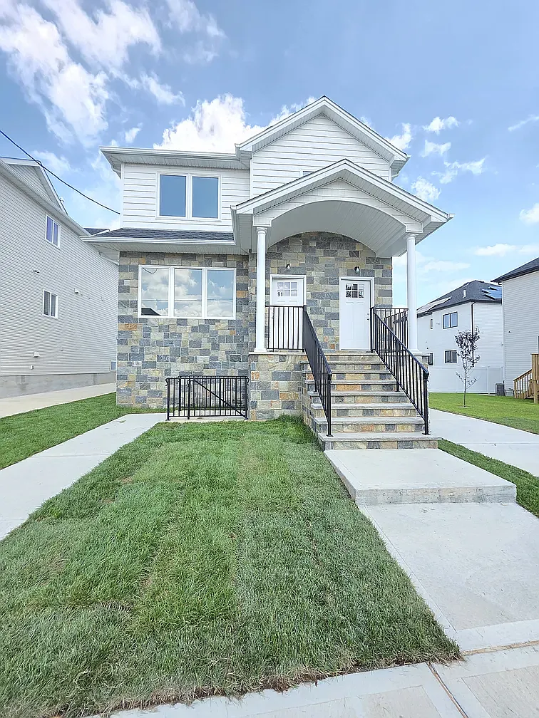 4 bed, 2600 sqft, $4,300 — Photo 2