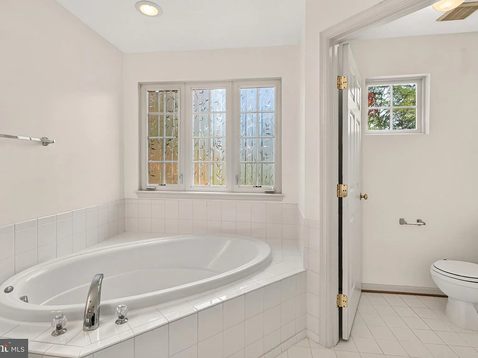 3 bed, 3.5 bath, 2590 sqft, $2,975 — Photo 2
