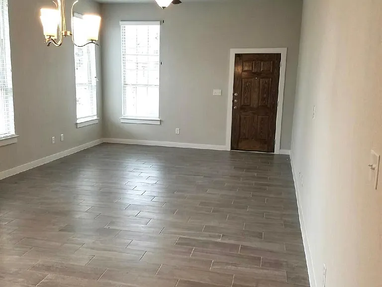 160 Lakeview Ct — Photo 2