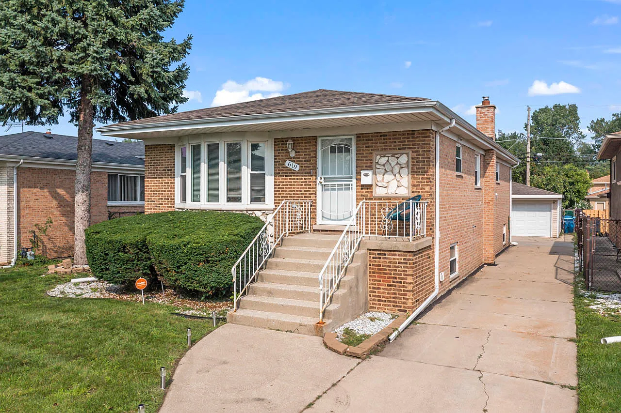 619 Escanaba Ave photo 1