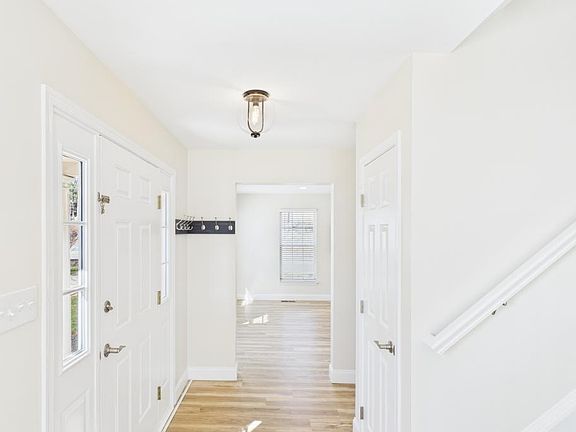 3rd image of 720 E Newport Rd