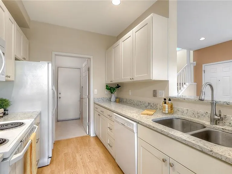 12431 NE 7th Pl — Photo 10