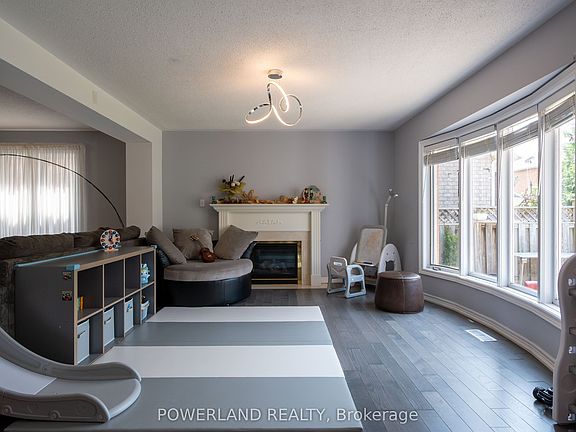 5th image of 107 Quince Cres