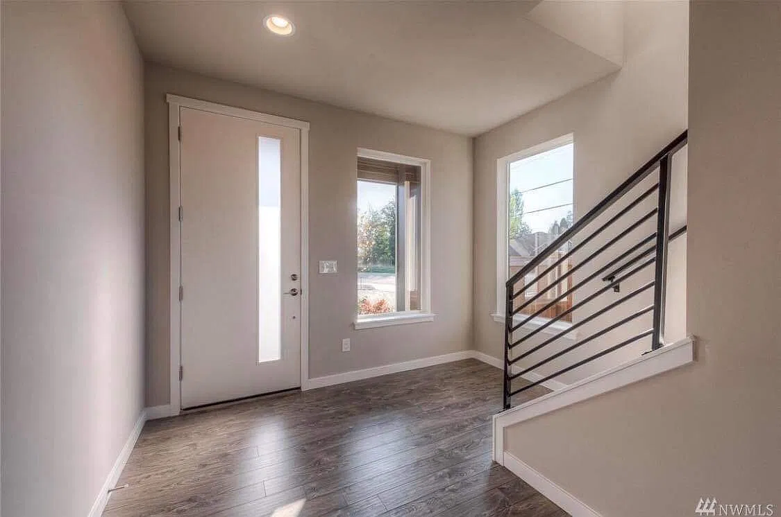4 bed, 2.5 bath, 2384 sqft, $4,000 — Photo 2