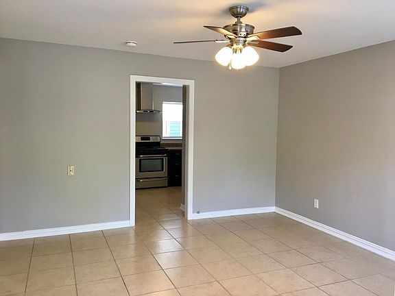Access to kitchen through the family room