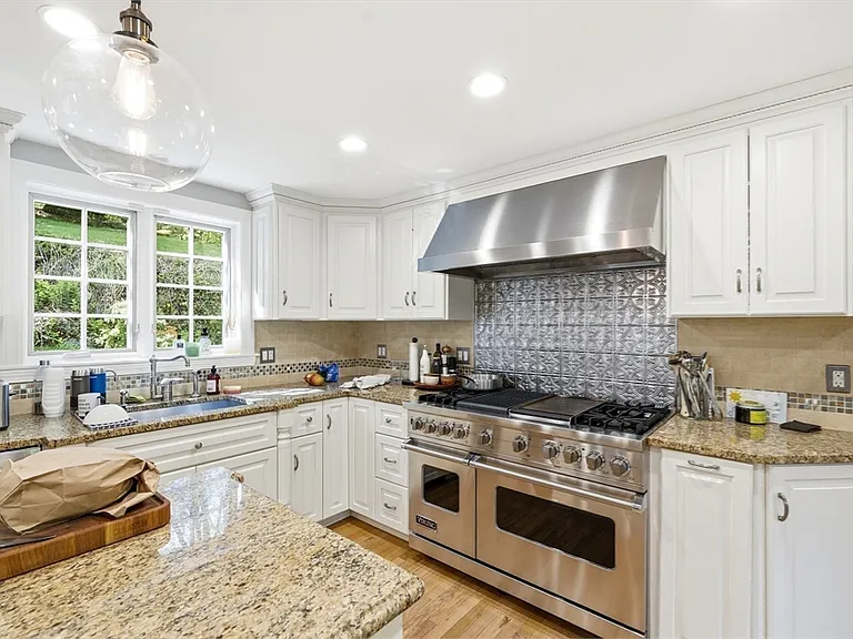 17 Hawthorne Ln — Photo 3
