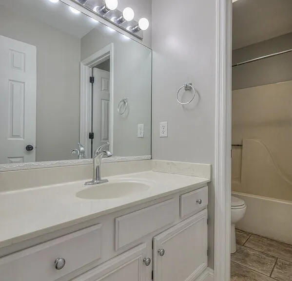 5888 Woodlands Ave — Photo 41