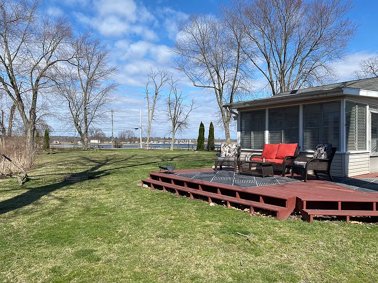 292 Grayson Rd — Photo 1