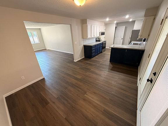4th image of 4089 W Plum St #4089