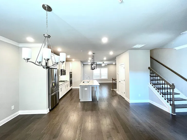 439 Lincoln St — Photo 4