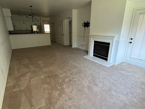 Living room without furniture. Has a gas fire place.