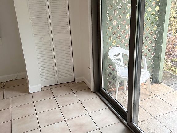 4th image of 2027 Jefferson St #C
