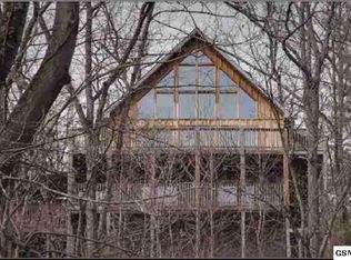 902 Ski View Ln, Sevierville, TN 37876