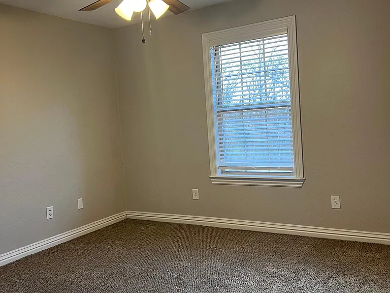 13758 Cloverdale Rd — Photo 10