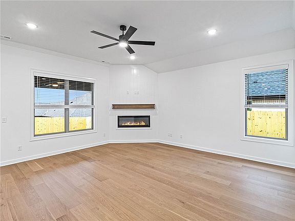 4th image of 1510 Lookout Ln
