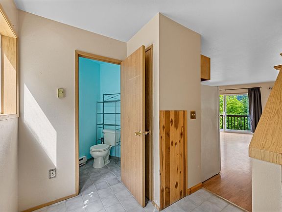 4th image of 2892 Simpson Ave
