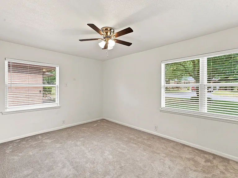 1411 W Shields Dr — Photo 15
