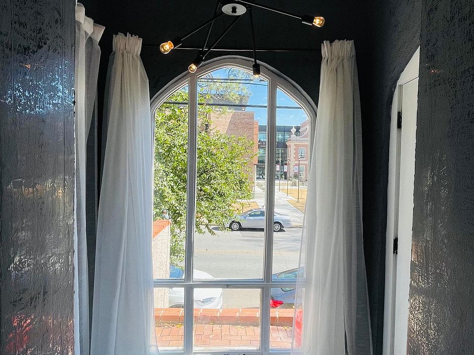 Stunning entryway, fully remodelled