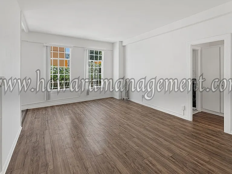 Wilshire Mediterranean Apartments — Photo 21