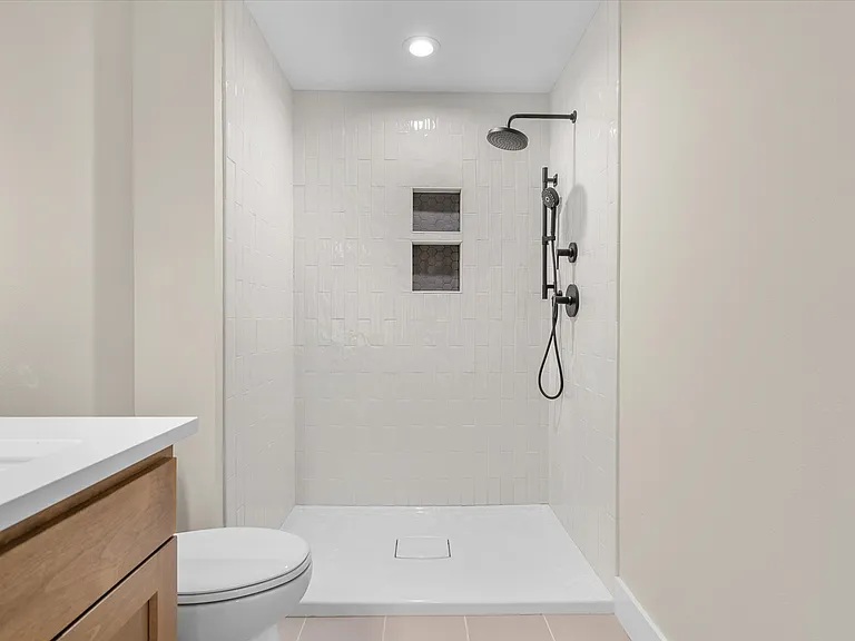 349 SE Walnut St — Photo 35
