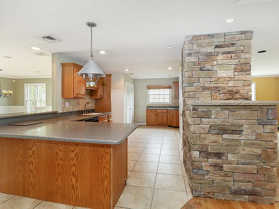 5th image of 31 Southwood Cir