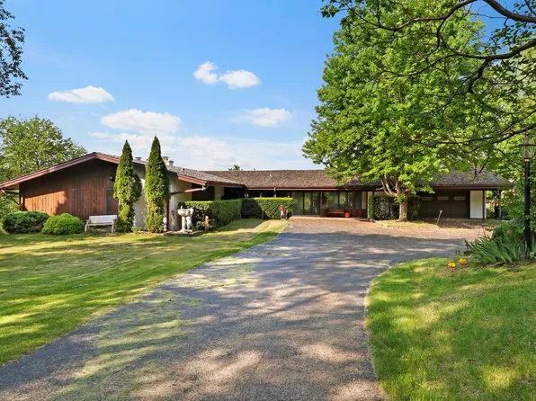 151 W Dundee Rd, Barrington, IL 60010