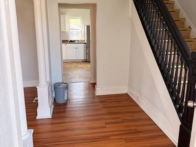 304 W 9th St #1 — Photo 2