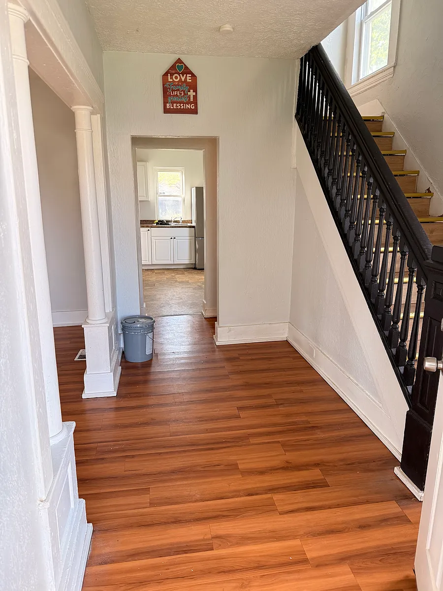 Building Photo - 304 W 9th St #1