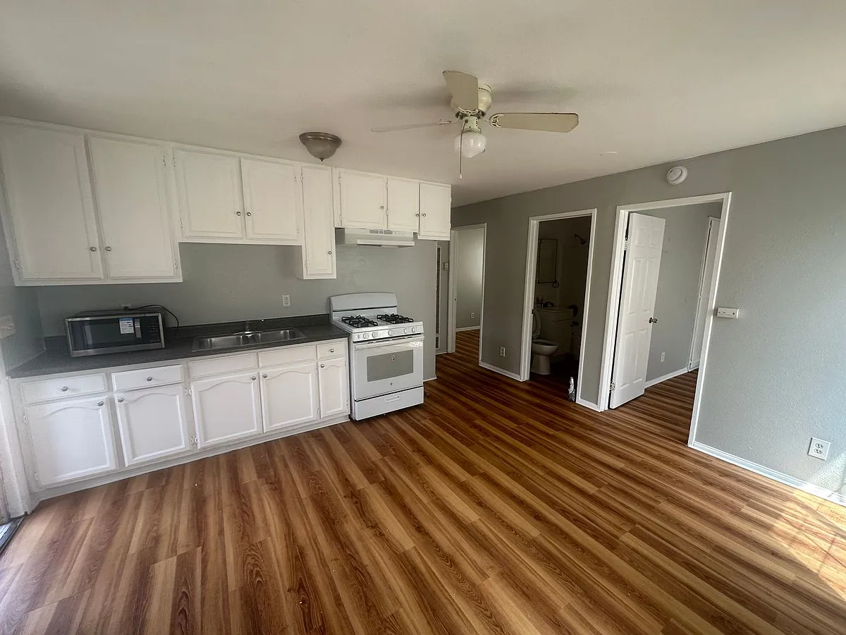 Building Photo - 4554 Lakewood LB