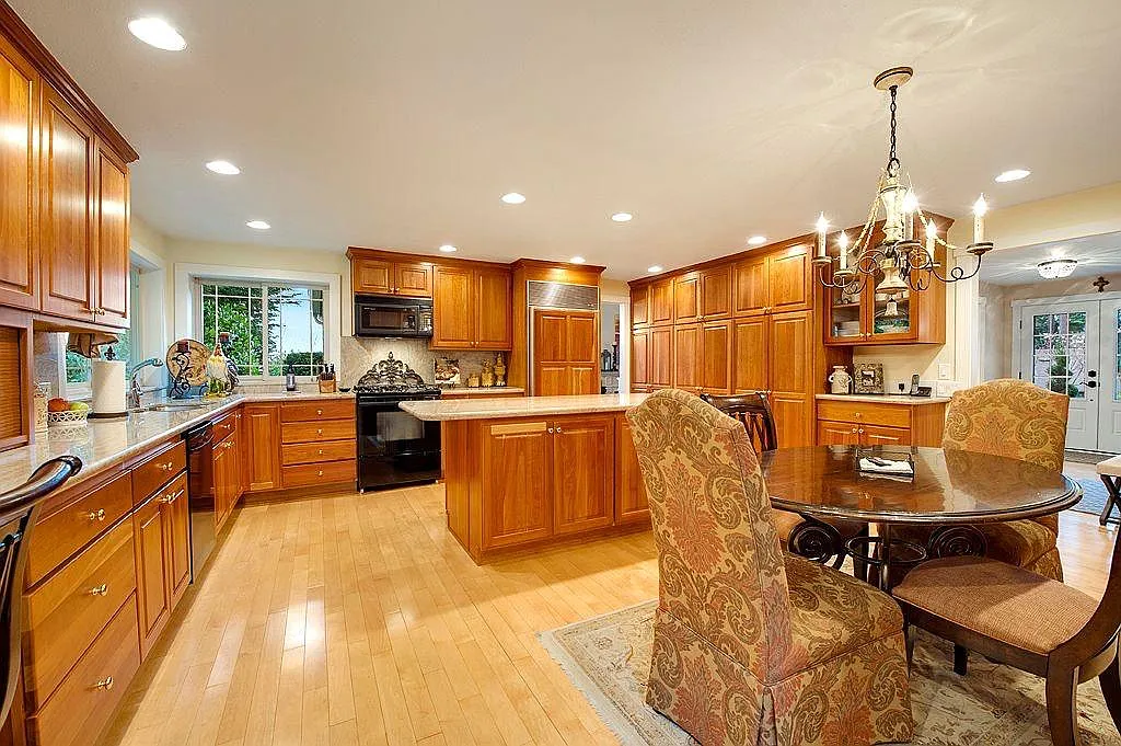 4 bed, 2.5 bath, 2720 sqft, $4,500 — Photo 4