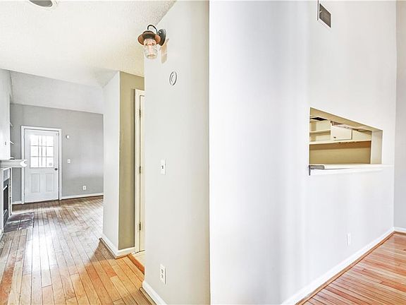 3rd image of 708 Ivy Green Ln
