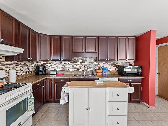 2nd image of 321 Boxwood Dr