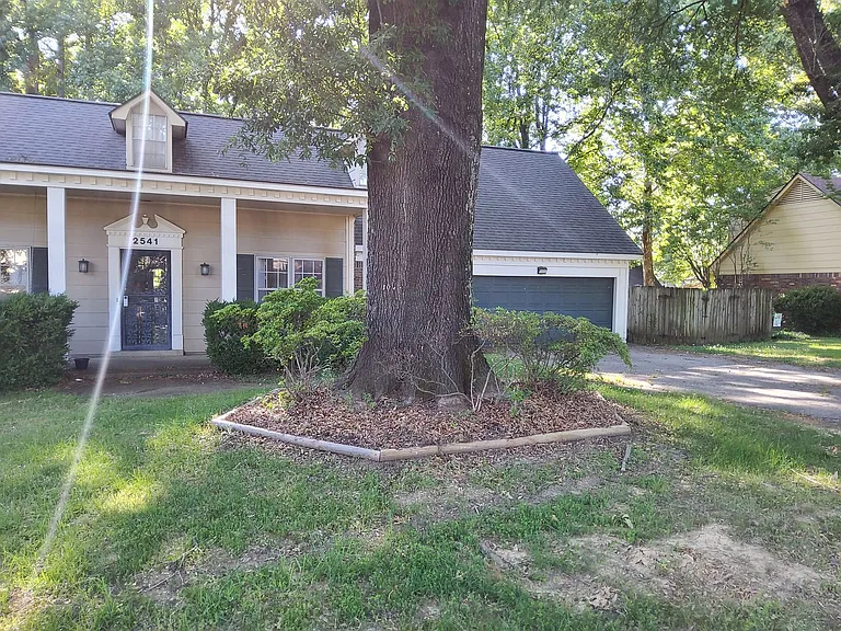 2541 Surrey Wood Dr — Photo 2