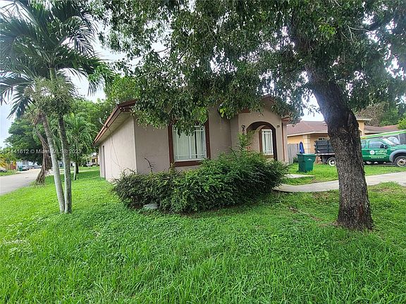 3rd image of 867 SW 7th Plz