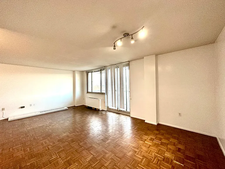 1 E University Pkwy #906 — Photo 8