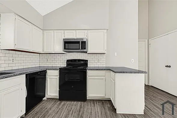 8111 Furlong Ln — Photo 8