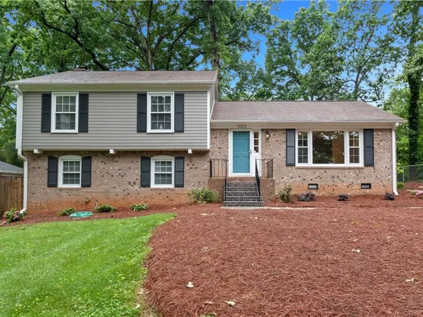 1022 Willowlake Rd, Winston Salem, NC 27106