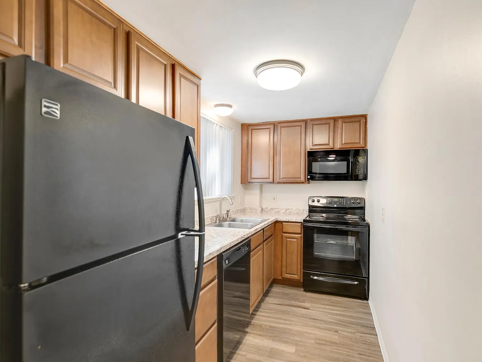 Dahlia Apartments — Photo 3
