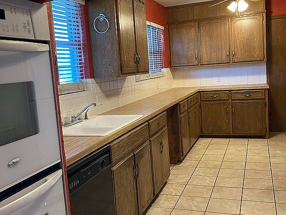 Lots of cabinets!