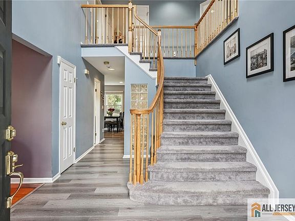 4th image of 98 King St