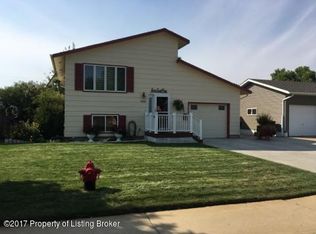 648 2nd Ave SE, Dickinson, ND 58601