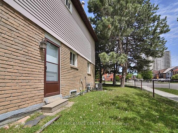 4th image of 2 Roehampton Cres
