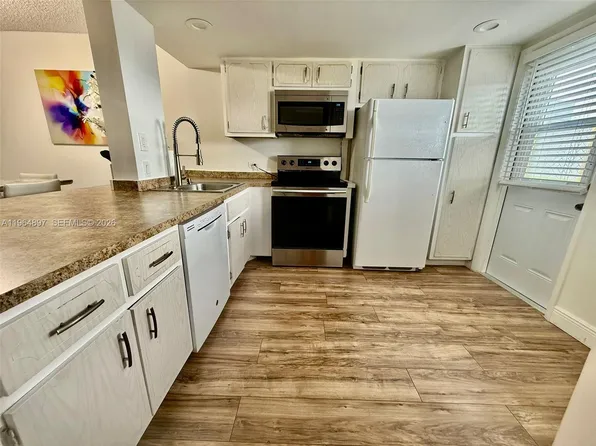 445 NE 195th St APT 429, Miami, FL 33179