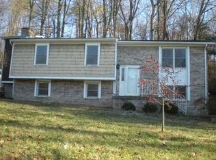 110 Oak Grove Blvd, Johnson City, TN 37601