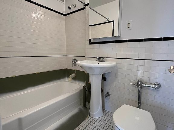 5th image of 33-38 Parsons Blvd #5V