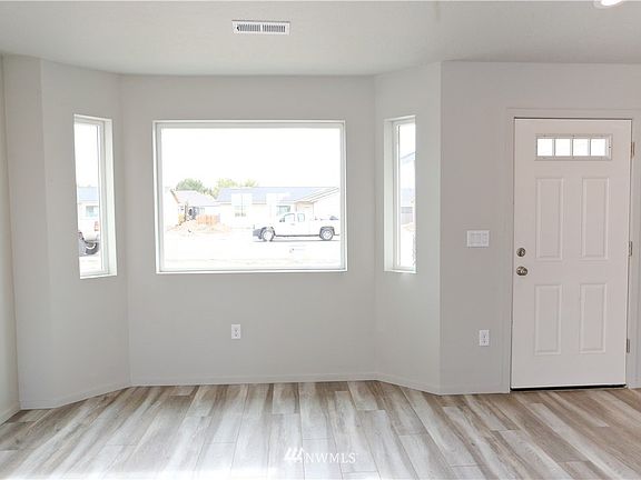 3rd image of 1015 E Mount Baker St