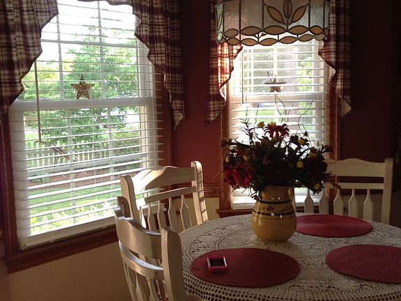 kitchen w/bay window