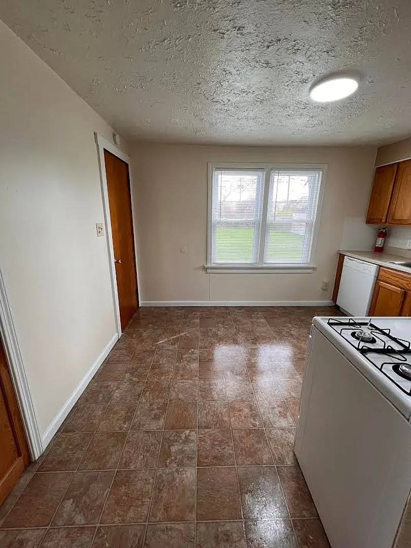 115 Laurel Street — Photo 4